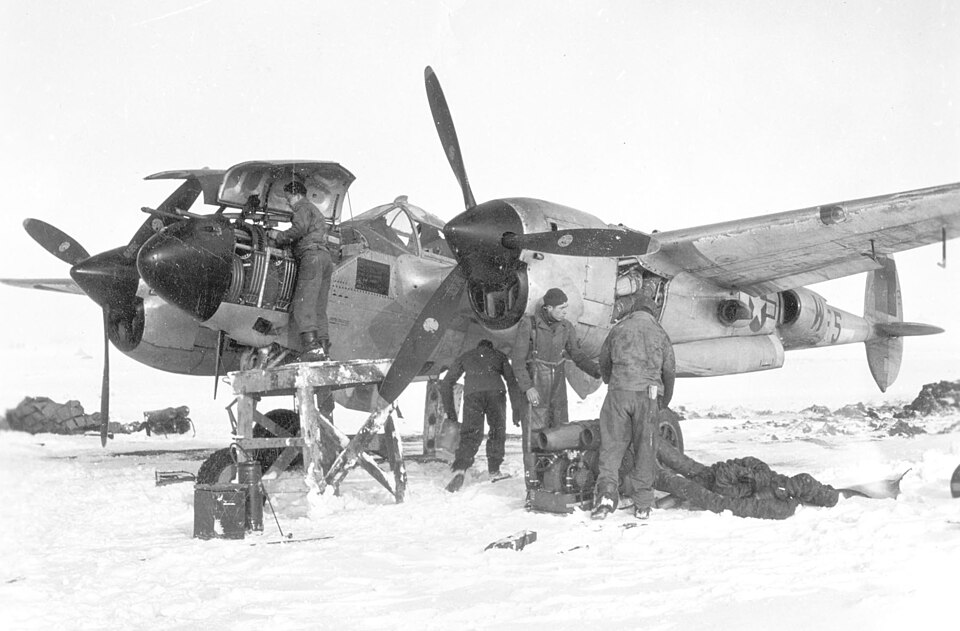 1944 P-38 en mantenimiento