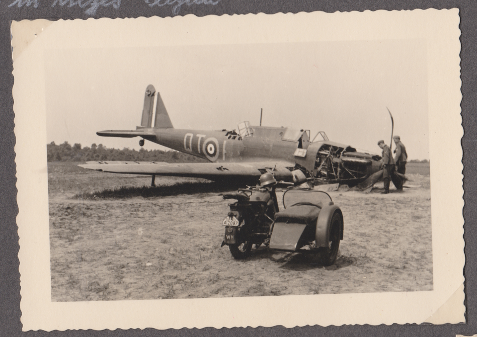 Britischer Flieger bei Le Hoquet. Helmuth Linder Russlandalbum. helmuth0023-4